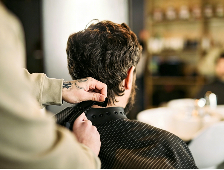 Een cape maken voor het knippen van haar: een complete gids voor salons, merken en groothandelskopers